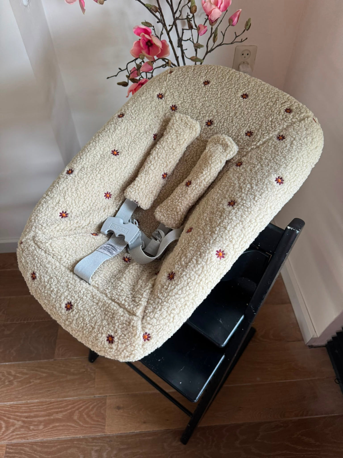 Hoes voor Stokke Tripp Trapp Newborn - teddystof beige met paarse bloemetjes – Lots of Lovie - kraamcadeau