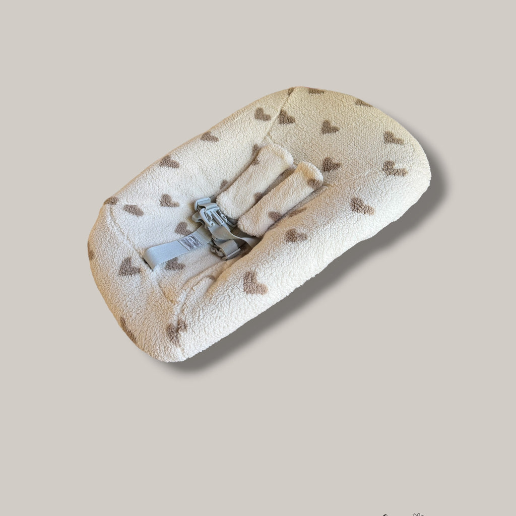 Hoes voor Stokke Tripp Trapp Newborn - teddy creme met bruine hartjes – Lots of Lovie - kraamcadeau