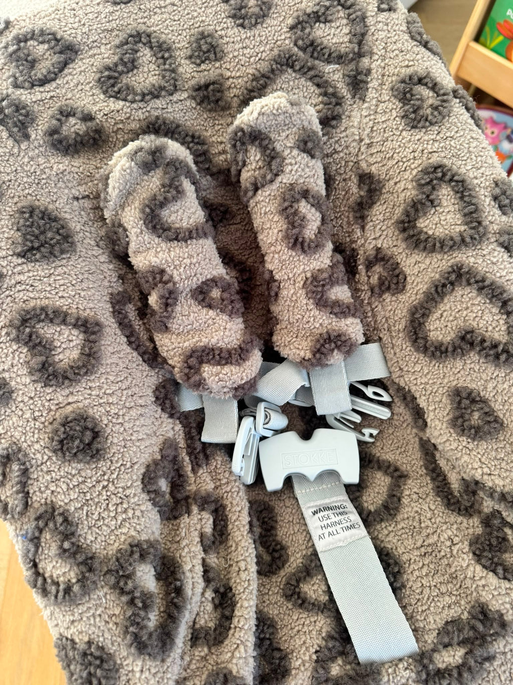 Hoes voor Stokke Tripp Trapp Newborn - teddy/boucle bruin met hartjes – Lots of Lovie - kraamcadeau