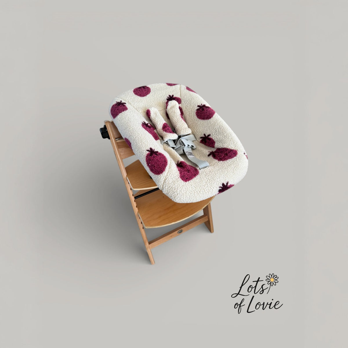 Hoes voor Stokke Tripp Trapp Newborn – Teddystof met aardbeitjes patroon– Lots of Lovie – Kraamcadeau