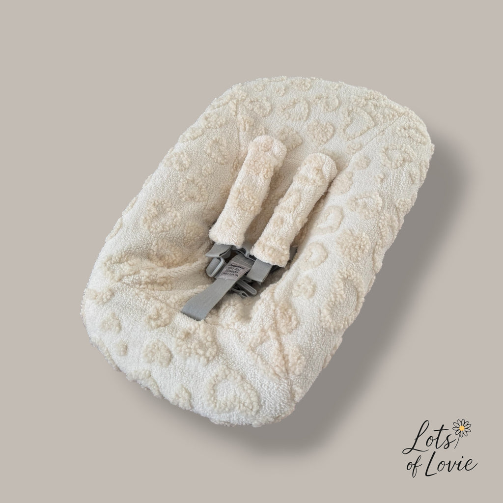 Hoes voor Stokke Tripp Trapp Newborn - teddy/boucle beige met hartjes – Lots of Lovie - kraamcadeau