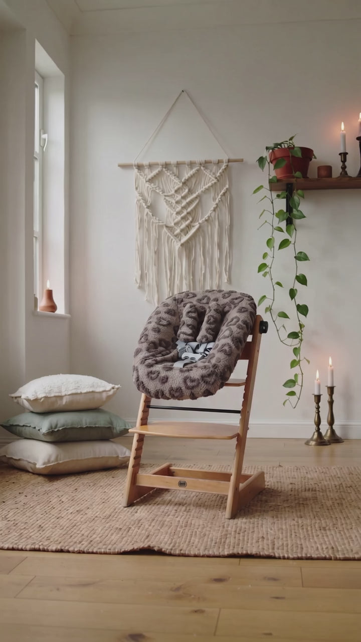 Hoes voor Stokke Tripp Trapp Newborn - teddy/boucle bruin met hartjes – Lots of Lovie - kraamcadeau