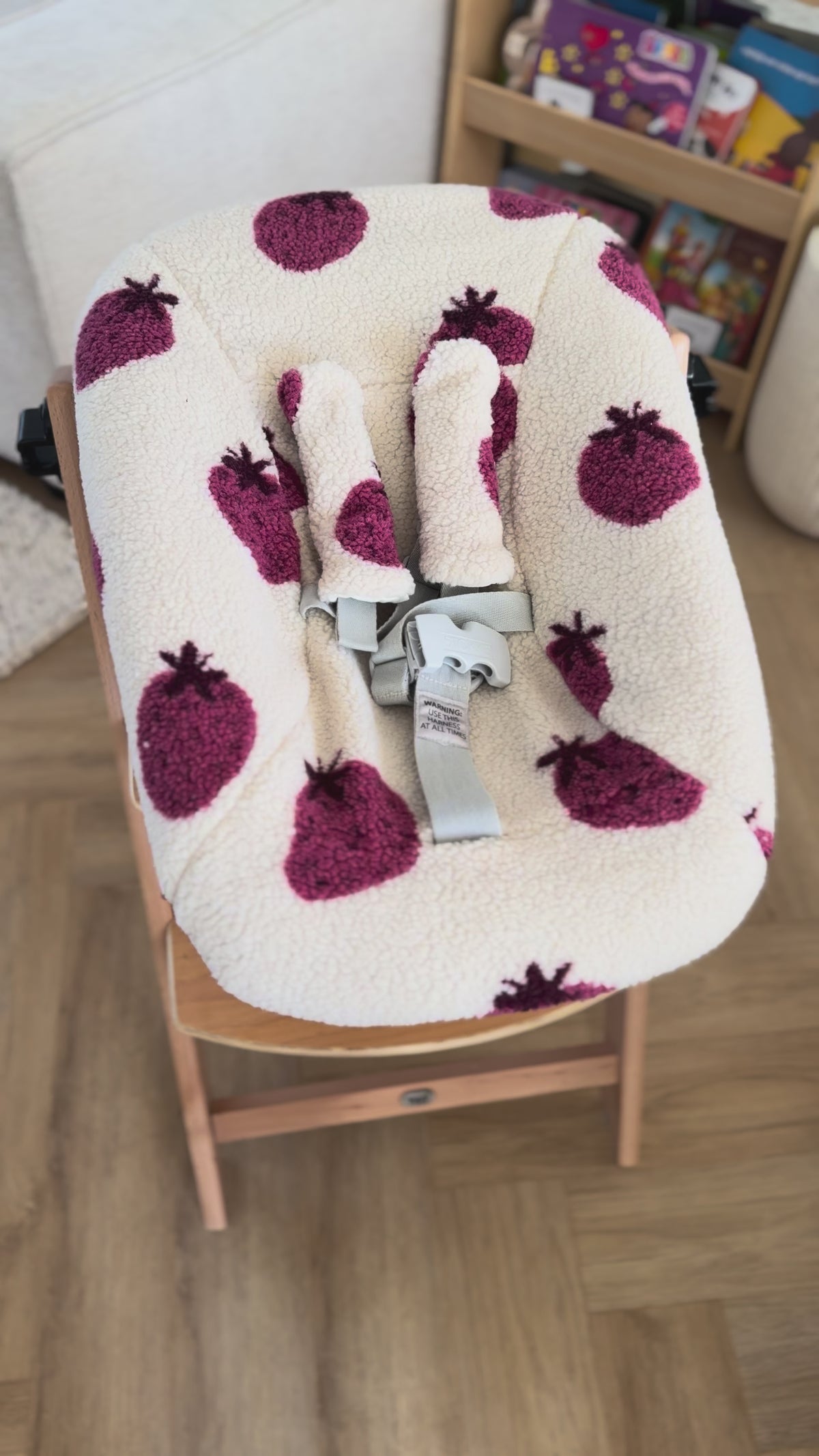 Hoes voor Stokke Tripp Trapp Newborn – Teddystof met aardbeitjes patroon– Lots of Lovie – Kraamcadeau