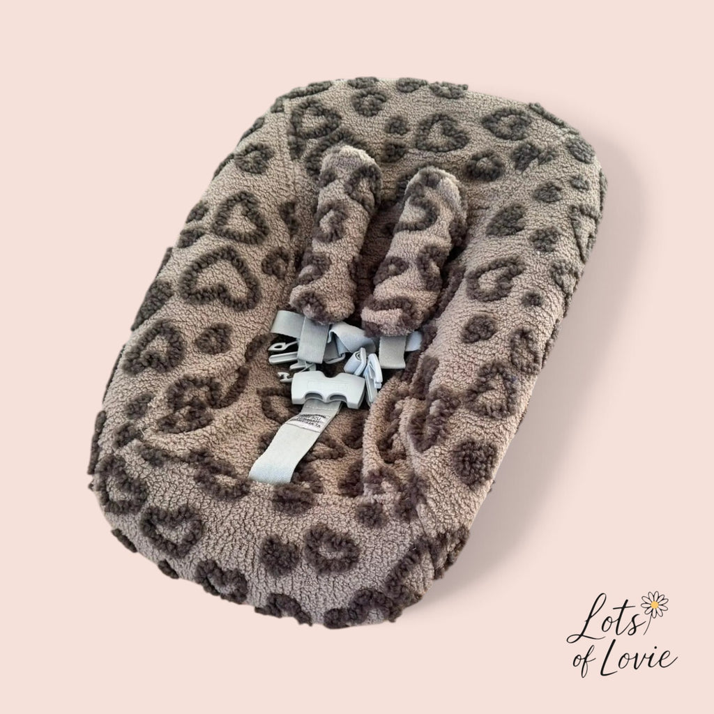 Hoes voor Stokke Tripp Trapp Newborn - teddy/boucle bruin met hartjes – Lots of Lovie - kraamcadeau